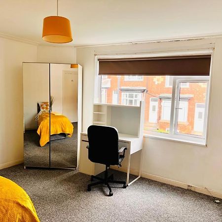 Private Room Close To Leeds University And City Centre Exterior photo