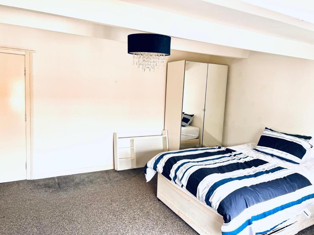 Private Room Close To Leeds University And City Centre Exterior photo