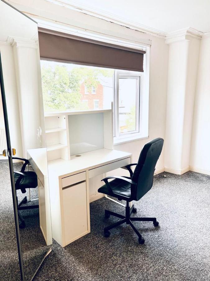 Private Room Close To Leeds University And City Centre Exterior photo