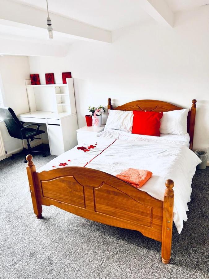Private Room Close To Leeds University And City Centre Exterior photo