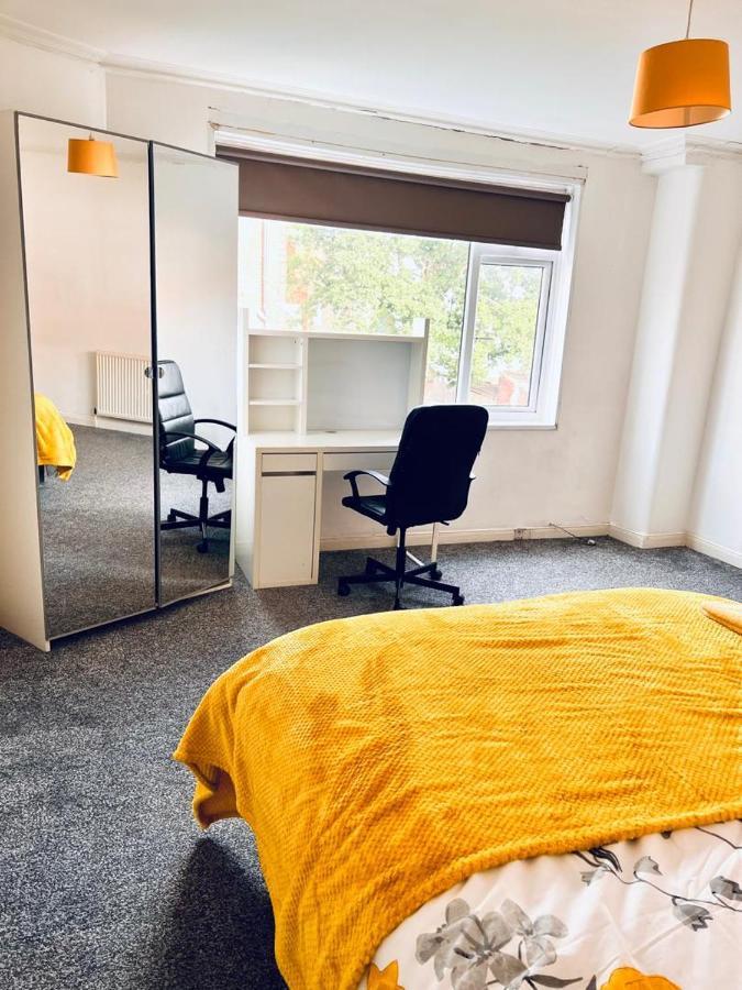 Private Room Close To Leeds University And City Centre Exterior photo