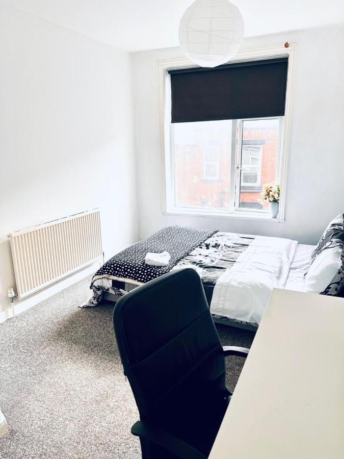 Private Room Close To Leeds University And City Centre Exterior photo